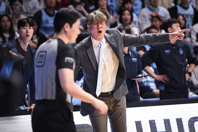 소노는 3라운드 정관장전서 충격적인 패배를 당했다. 손창환 감독(오른쪽)은 팀이 더욱 처지기 전에 재정비에 나서려고 한다. 사진제공｜KBL