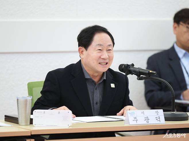 주광덕이 11일 시청 여유당에서 국민의힘 남양주(갑·을 ·병) 당원협의회에서 회의를 주재하고 있다. 사진제공ㅣ남양주시&nbsp;