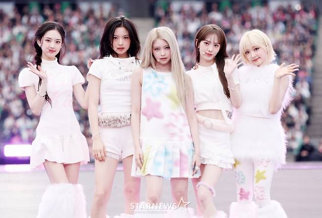 그룹 키키가 6일 대만 가오슝 내셔널 스타디움에서 진행된 스타뉴스 주최 '10주년 아시아 아티스트 어워즈 2025(10th Anniversary Asia Artist Awards 2025, '10주년 AAA 2025')에서 멋진 무대를 선보이고 있다.  12월 6일~7일 양일에 걸쳐 가오슝 내셔널 스타디움에서 펼쳐지는 '10주년 아시아 아티스트 어워즈 2025(10th Anniversary Asia Artist Awards 2025, '10주년 AAA 2025')'와 페스타 'ACON 2025'는 MTN(머니투데이방송)과 위버스(Weverse)를 통해 각각 TV와 온라인 스트리밍으로 생중계 된다.  /2025.12.06 /사진=김휘선 hwijpg@