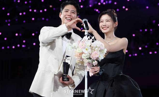 배우 박보검과 김유정이 6일 가오슝 내셔널 스타디움에서 진행된 스타뉴스 주최 '10주년 아시아 아티스트 어워즈 2025(10th Anniversary Asia Artist Awards 2025, '10주년 AAA 2025')에서 수상 소감을 밝히고 있다.  /사진=김진경 kim.jinkyung@