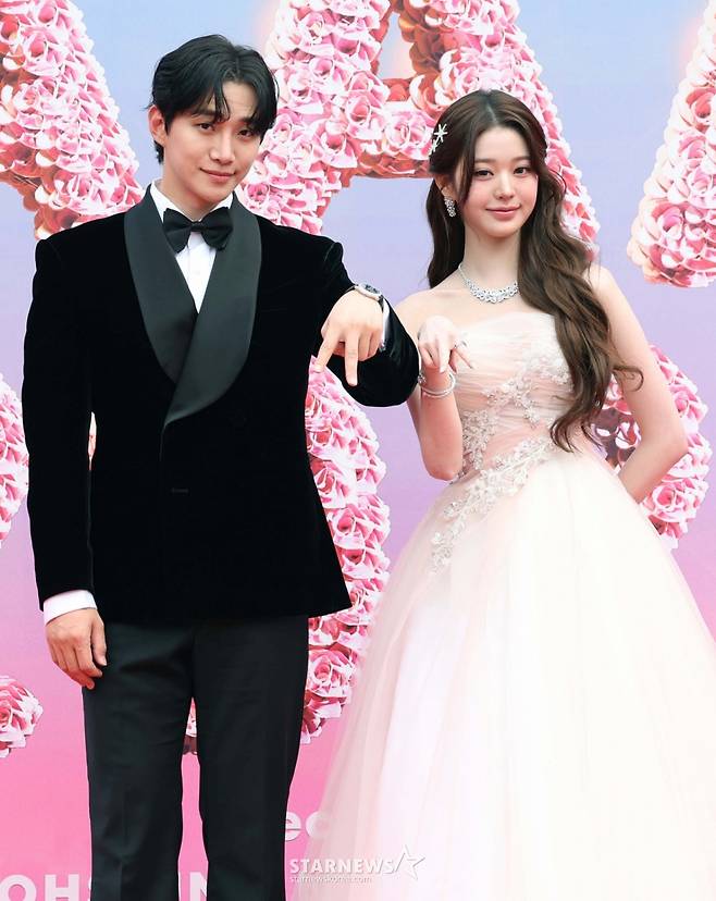 MC를 맡은 배우 이준호, 가수 장원영이 6일 가오슝 내셔널 스타디움에서 진행된 스타뉴스 주최 '10주년 아시아 아티스트 어워즈 2025(10th Anniversary Asia Artist Awards 2025, '10주년 AAA 2025') 레드카펫 행사에 참석해 포즈를 취하고 있다.  12월 6일~7일 양일에 걸쳐 가오슝 내셔널 스타디움에서 펼쳐지는 '10주년 아시아 아티스트 어워즈 2025(10th Anniversary Asia Artist Awards 2025, '10주년 AAA 2025')'와 페스타 'ACON 2025'는 MTN(머니투데이방송)과 위버스(Weverse)를 통해 각각 TV와 온라인 스트리밍으로 생중계 된다. /2025.12.06 /사진=이동훈 photoguy@