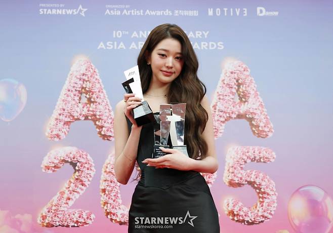 걸그룹 아이브 장원영이 6일 가오슝 내셔널 스타디움에서 진행된 스타뉴스 주최 '10주년 아시아 아티스트 어워즈 2025(10th Anniversary Asia Artist Awards 2025, '10주년 AAA 2025')에서 10 GRAND PRESENCE OF K-POP, 심볼 오브 AAA, 아시아 셀러리티 상을 수상한 뒤 포즈를 취하고 있다. /2025.12.06 /사진=이동훈 photoguy@