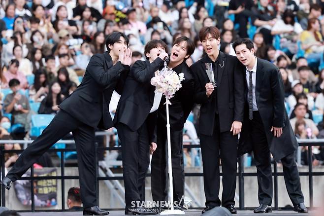 그룹 몬스타엑스가 6일 대만 가오슝 내셔널 스타디움에서 진행된 스타뉴스 주최 '10주년 아시아 아티스트 어워즈 2025(10th Anniversary Asia Artist Awards 2025, '10주년 AAA 2025')에서 AAA Best Artist상을 받고 수상소감을 말하고 있다.  /2025.12.06 /사진=임성균 tjdrbs23@