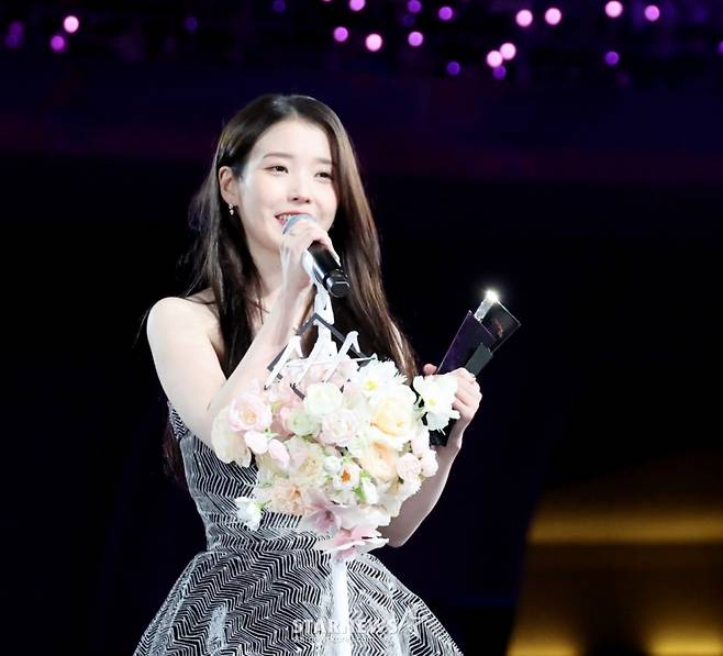 AAA HOT TREND 아이유가 6일 대만 가오슝 내셔널 스타디움에서 진행된 스타뉴스 주최 '10주년 아시아 아티스트 어워즈 2025(10th Anniversary Asia Artist Awards 2025, '10주년 AAA 2025')에서 수상소감을 전하고 있다. 12월 6일~7일 양일에 걸쳐 가오슝 내셔널 스타디움에서 펼쳐지는 '10주년 아시아 아티스트 어워즈 2025(10th Anniversary Asia Artist Awards 2025, '10주년 AAA 2025')'와 페스타 'ACON 2025'는 MTN(머니투데이방송)과 위버스(Weverse)를 통해 각각 TV와 온라인 스트리밍으로 생중계 된다.  2025.12.06 /사진=강영조 cameratalks@