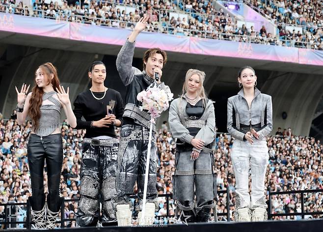 AAA 뉴웨이브 ADP(올데이프로젝트)가 6일 대만 가오슝 내셔널 스타디움에서 진행된 스타뉴스 주최 '10주년 아시아 아티스트 어워즈 2025(10th Anniversary Asia Artist Awards 2025, '10주년 AAA 2025')에서 수상소감을 전하고 있다. 2025.12.06 /사진=강영조 cameratalks@