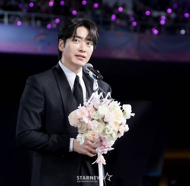 AAA 베스트 아티스트상 이준혁이  6일 대만 가오슝 내셔널 스타디움에서 진행된 스타뉴스 주최 '10주년 아시아 아티스트 어워즈 2025(10th Anniversary Asia Artist Awards 2025, '10주년 AAA 2025')에서 수상소감을 전하고 있다. 2025.12.06 /사진=강영조 cameratalks@