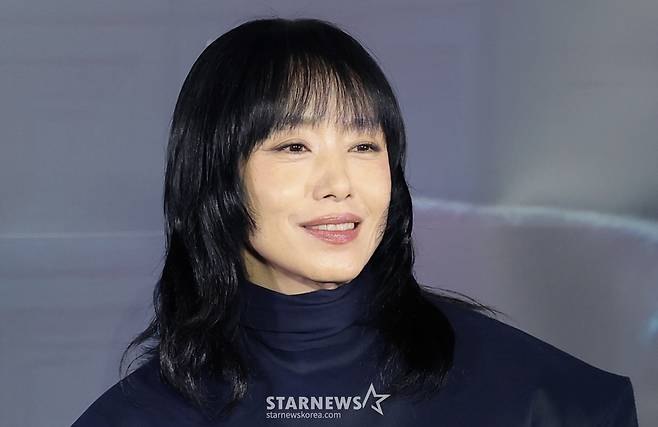 (서울=뉴스1) 권현진 기자 = 배우 전도연이 3일 서울 용산구 CGV 용산아이파크몰에서 열린 넷플릭스 시리즈 '자백의 대가' 시사회 및 간담회에서 미소를 짓고 있다.  '자백의 대가'는 남편을 죽인 용의자로 몰린 ‘윤수’와 마녀로 불리는 의문의 인물 ‘모은’, 비밀 많은 두 사람 사이에서 벌어지는 일을 그린 미스터리 스릴러다. 2025.12.3/뉴스1  Copyright (C) 뉴스1. All rights reserved. 무단 전재 및 재배포,  AI학습 이용 금지. /사진=(서울=뉴스1) 권현진 기자