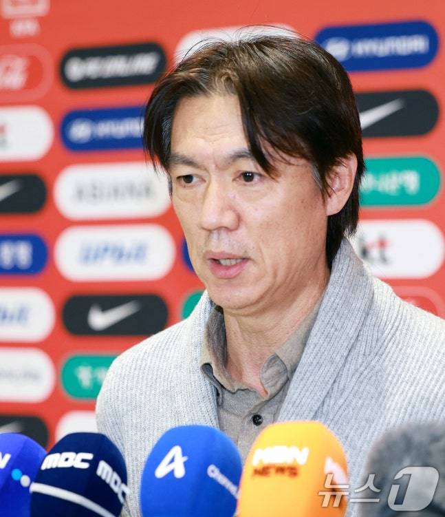 홍명보 축구 국가대표팀 감독이 지난 5일(현지시각) 미국 워싱턴DC 케네디센터에서 열린 '2026 북중미 월드컵 조 추첨식'을 마치고 12일 인천국제공항 제2여객터미널에서 기자들의 질문에 답변하고 있다. 한국은 멕시코, 남아프리카공화국, 유럽 플레이오프 D조(덴마크, 북마케도니아, 체코, 아일랜드)승자와 함께 A조에서 32강 진출을 두고 격돌한다. /사진=뉴스1