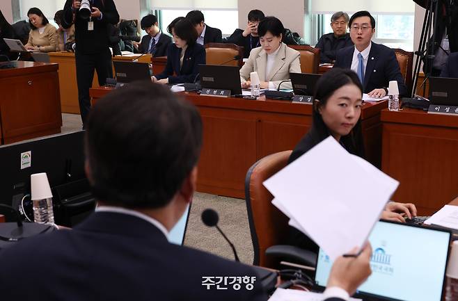 지난 12월 3일 국회 법제사법위원회 전체회의에서 장경태 더불어민주당 의원(오른쪽)이 신동욱 국민의힘 의원과 언쟁하고 있다. 권도현 기자