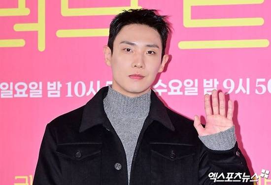 배우 이준