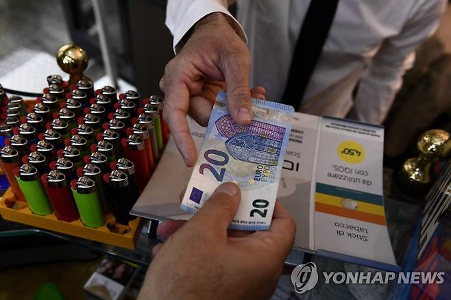 이탈리아 밀라노에서 현금 결제하는 모습.  [로이터=연합뉴스 자료사진. 재판매 및 DB 금지]