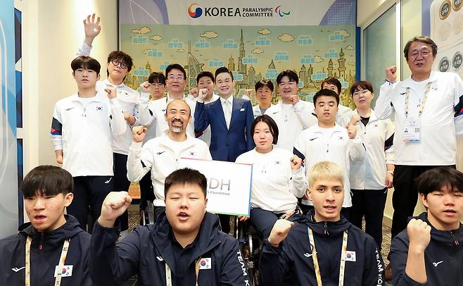 배동현 BDH재단 이사장, 아시안유스패러게임 선수단에 격려금 1억원 지급 (서울=연합뉴스) 배동연 BDH 이사장이 11일(현지시간) 아랍에미리트 두바이 2025 아시안유스패러게임 대한장애인체육회 상황실을 찾아 격려금 1억원을 전달한 뒤, 기념 촬영하고 있다. [대한장애인체육회 제공. 재판매 및 DB금지]