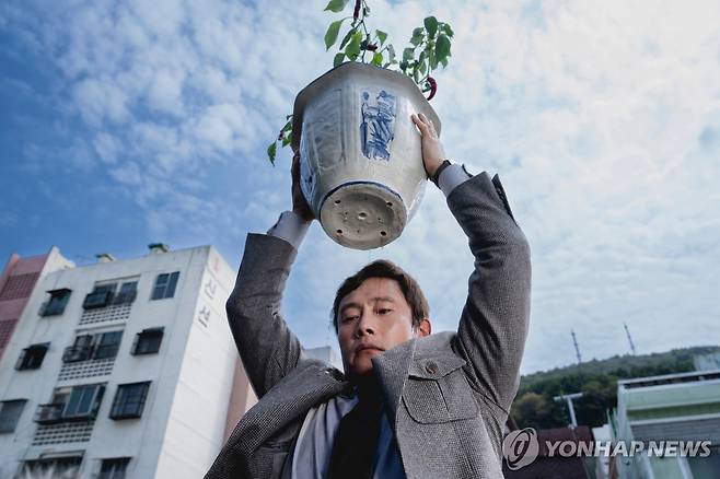 영화 '어쩔수가없다' 한 장면 [AP 연합뉴스 자료사진/Neon 제공]