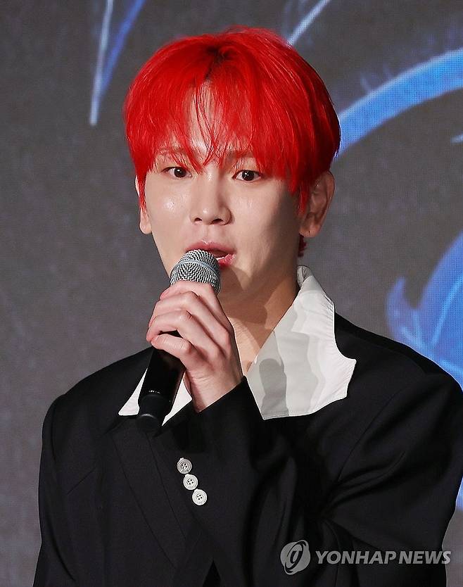 인사말하는 키 (서울=연합뉴스) 이재희 기자 = 그룹 샤이니의 키가 11일 서울 광진구 풀만앰배서더서울이스트폴에서 열린 세 번째 솔로 앨범 '헌터'(HUNTER) 발매 기념 기자간담회에서 인사말을 하고 있다. 2025.8.11 scape@yna.co.kr