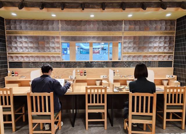 롯데백화점 부산본점 10층 식당가 '금수복국'은 1인 고객을 위한 전용 좌석을 마련해 편안한 식사 환경을 제공한다. 롯데백화점 부산본점 제공