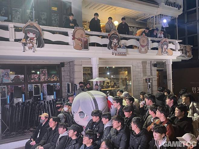 관중 사이에 수상한 물체가 존재한다 (사진= 서동규 객원기자)