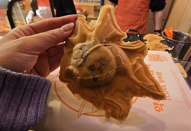잉어킹 빵 생각보다 모양도 예쁘고 맛있다 (사진=홍수민 기자)
