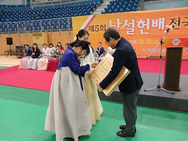 최정·김은지 9단이 김홍규 강릉시장에게 난설헌배 참가 선수들이 사인을 한 바둑판을 선물로 전하고 있다.(사진 강릉에서 MHN 엄민용 선임기자)