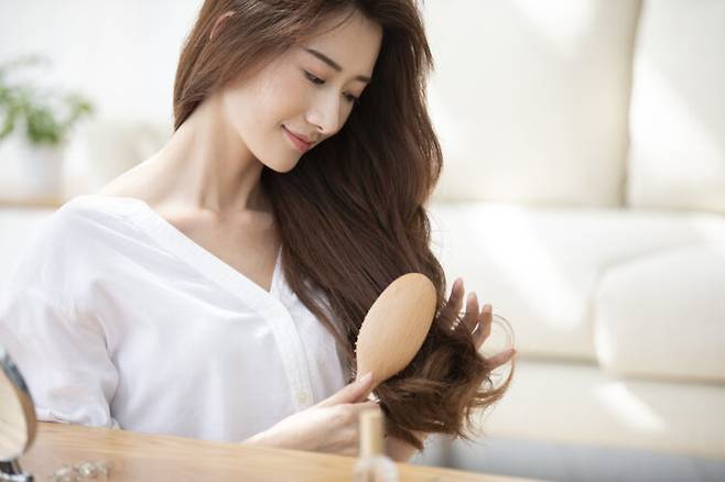 겨울철에는 머리카락이 사방으로 뻗치는 정전기가 생기기 쉽다. 사진=게티이미지뱅크