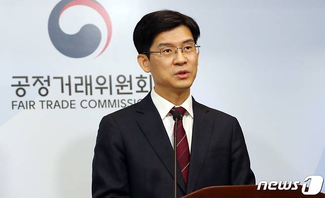 김정기 공정거래위원회 시장감시국장이 2024년 1월 3일 세종시 정부세종청사에서 (주)넥슨코리아의 전자상거래법 위반 행위 제재 내용을 발표하고 있다. 온라인 게임서비스 업체 넥슨코리아가 온라인 PC 게임인 메이플스토리 및 버블파이터 내에서 판매하는 확률형 아이템의 확률을 소비자에게 불리하게 변경하고 이를 누락하여 알리지 않거나 거짓으로 알린 행위에 대해 시정명령과 함께 과징금 116억 원을 부과하기로 결정했다고 밝혔다.2024.1.3/뉴스1 ⓒ News1 김기남 기자
