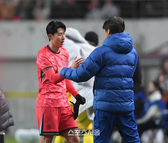 손흥민이 18일 서울월드컵경기장에서 열린 남자축구 국가대표 평가전 가나와 경기에서 교체되어 나오며 홍명보 감독과 악수를 하고 있다.  2025. 11. 18. 상암 | 최승섭기자 thunder@sportsseoul.com