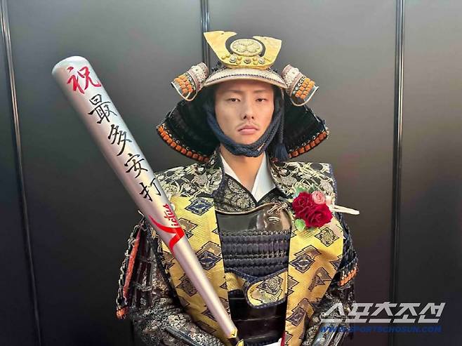 지난해 시상식에 쇼군 복장을 하고 시상식에 오른 다쓰미. 그는 입단 6년차였던 2024년 퍼시픽리그 최다 안타 1위를 하고, 베스트9에 포함됐다. 스포초조선 DB