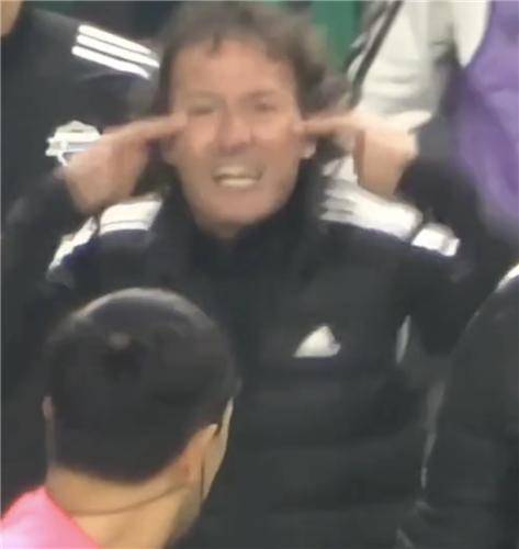 인종차별 행위로 간주된 타노스 코치의 제스처