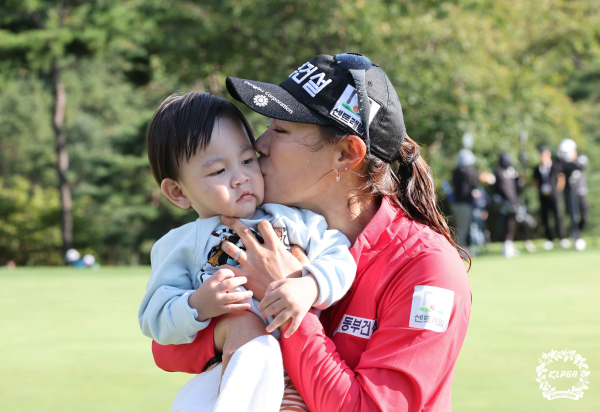 Park Joo-young, a mother golfer who plays on the KLPGA tour. Channel A material