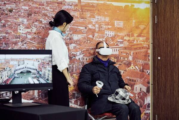 용산구가 관광약자를 위해 운영한 '글로벌 VR 여행 체험 프로그램'에서 한 주민이 가상 여행을 체험 모습(사진제공=용산구청)