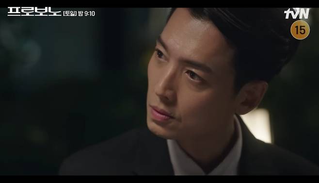 tvN 토일드라마 '프로보노'의 공개일정과 제목의 의미에 대한 관심이 뜨겁다. '프로보노'는 '공익을 위하여'라는 뜻으로, 소외계층을 위해 무료 법률 서비스를 제공하는 활동을 의미한다. 정경호는 출세를 좇던 엘리트 판사에서 하루아침에 매출 제로의 공익팀 변호사로 전락한 강다윗 역을 맡았다. 지난 7일 방송된 1, 2화는 수도권 가구 기준 평균 6%의 시청률을 기록하며 동시간대 1위를 차지했다. 총 12부작으로 제작된 '프로보노'는 매주 토, 일요일 오후 9시 10분에 방송되며 티빙과 넷플릭스에서도 시청 가능하다.