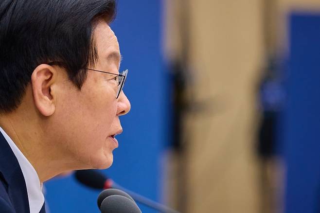 이재명 대통령이 지난 11일 세종시 정부세종컨벤션센터에서 열린 '희망찬 농업·농촌, 모두가 행복하게 일하는 나라' 농림축산식품부(농촌진흥청·산림청)-고용노동부 업무보고에서 발언하고 있다. 대통령실 제공