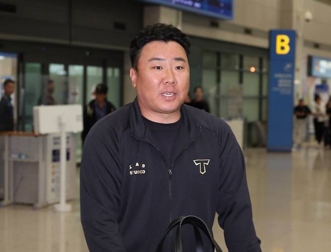 일본 오키나와 마무리 캠프를 마친 이범호 기아 타이거즈 감독이 24일 오후 인천국제공항을 통해 귀국하고 있다.뉴시스