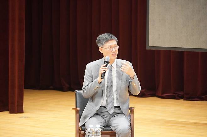 지난 9월20일 경남 진주시 진주문고와 김영사가 함께 연 ‘호의에 대하여’ 북토크에서 문형배 전 헌법재판소 재판관이 이야기를 하고 있다. 진주문고 제공