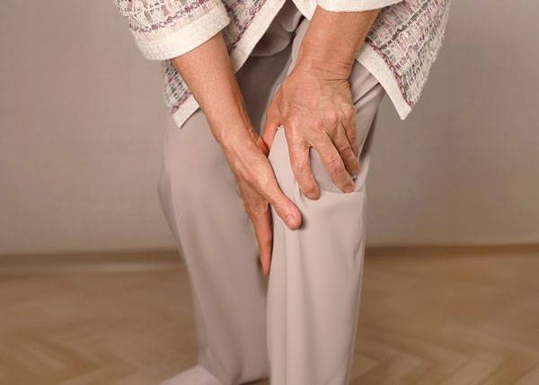 추워지면 관절 주변 조직이 수축하고 혈류가 줄면서 통증 민감도가 높아지므로 관리가 더욱 중요하다​./사진=클립아트코리아