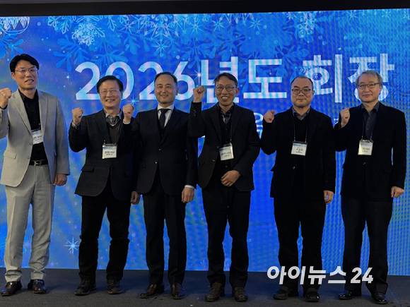 대한전자공학회가 지난 12일 열린 2025년 제35회 해동상 시상식 및 송년회 자리에서 2026년도 회장단을 소개한 뒤 기념촬영을 하고 있다.  [사진=권서아 기자]