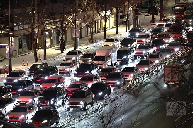 올겨울 많은 양의 첫눈이 내린 4일 23시께 서울 종로구 경복궁역 인근에서 시내로 향하는 차량이 눈길에 정체를 빚고 있다./사진=연합뉴스
