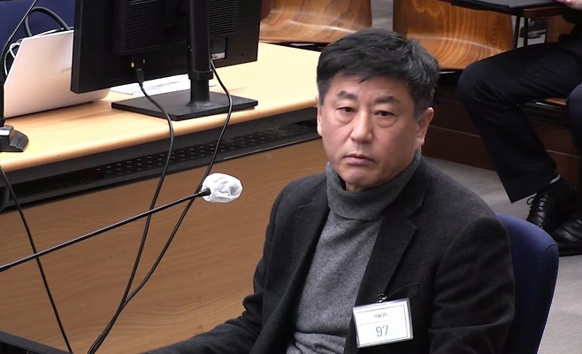 노상원 전 국군정보사령관이 8일 서울중앙지법에서 열린 윤석열 전 대통령의 내란 우두머리, 직권남용 권리행사방해 혐의 사건 속행 공판에서 증언을 거부하고 있다. 서울중앙지법 제공