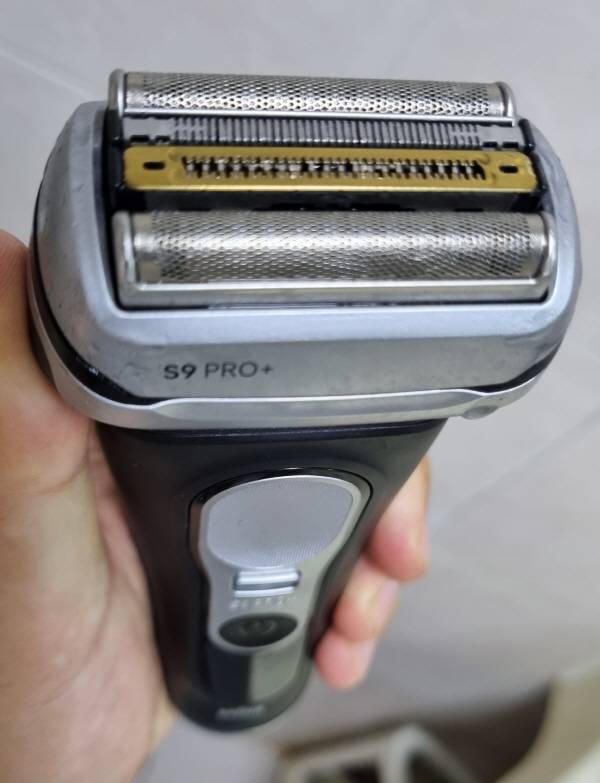 브라운 면도기 시리즈 9 PRO+ 울트라씬(9660cc)를 한 손에 쥔 모습. 정옥재 기자