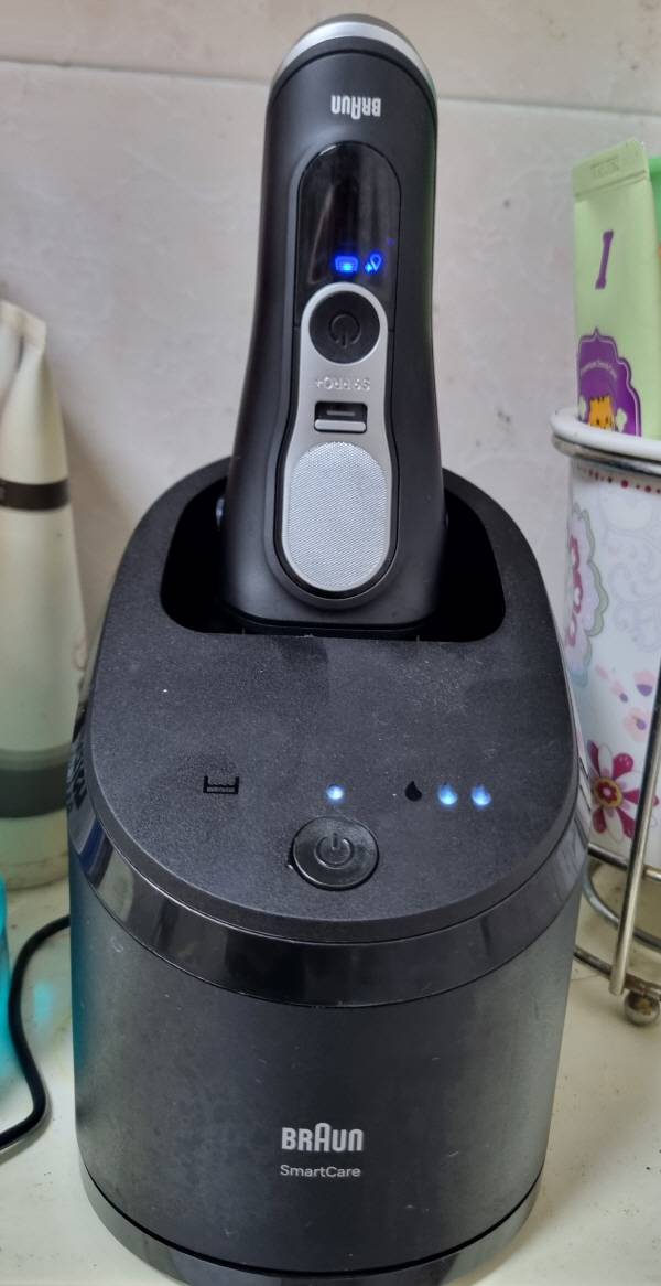 브라운 면도기 시리즈 9 PRO+ 울트라씬 스테이션에 거치해 충전과 세척을 시작한 직후 모습. 정옥재 기자