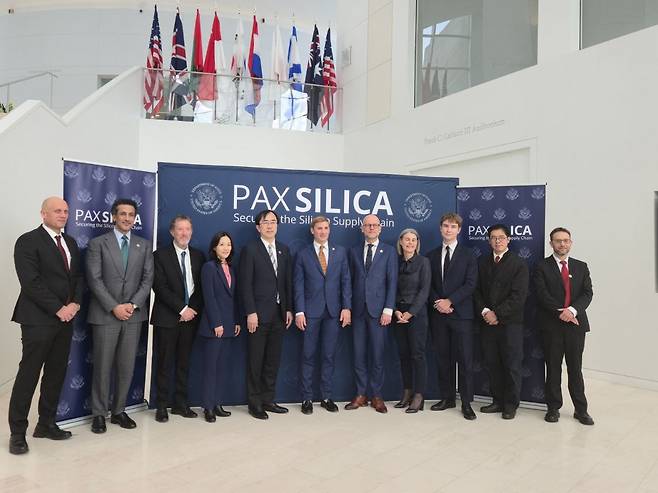 Senior officials from Korea, the United States, Japan, and other countries pose for a photo as they meet for the Pax Silica summit in Washington on Dec. 12, in this photo released by Seoul's Foreign Ministry. [YONHAP]
