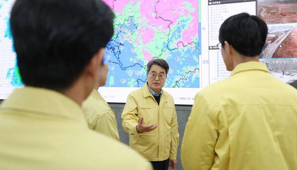 김동연 경기도지사는 13일 경기도 재난안전대책본부를 찾아 도내 제설 상황을 점검하고 차질 없는 대응을 당부했다. 경기도 제공