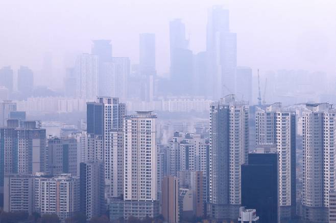 13일 서울 남산에서 바라본 아파트 단지 모습. [연합뉴스]