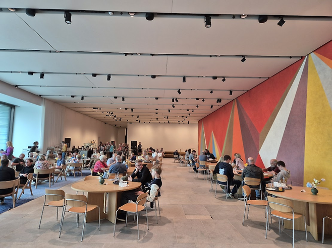 솔 르윗의 월 드로잉이 설치된 카페 ©김슬기