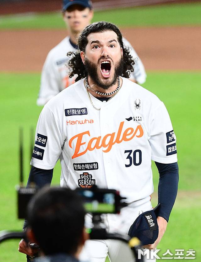 10월 24일 오후 대전 한화생명볼파크에서 ‘2025 신한 SOL Bank KBO 포스트시즌’ 한화 이글스와 삼성 라이온즈의 플레이오프(5전 3선승제) 5차전이 열렸다. 5회초 2사에서 한화 선발 폰세가 삼성 디아즈를 삼진처리한 후 포효하고 있다. 사진=김영구 기자