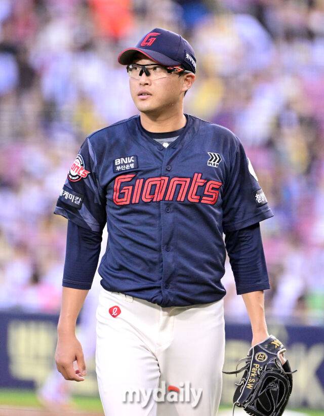 2025년 9월 2일 오후 서울 잠실구장에서 열린 '2025 신한 SOL뱅크 KBO 리그' 롯데 자이언츠와 LG 트윈스의 경기. 롯데 선발투수 박세웅이 2회말 투구를 마친 뒤 더그아웃으로 들어가고 있다./마이데일리