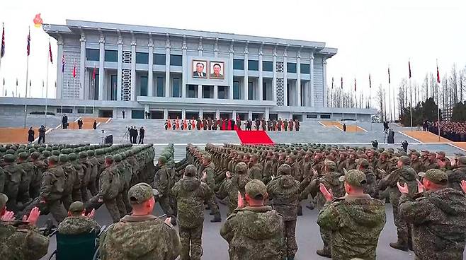 [서울=뉴시스] 북한 조선중앙TV가 13일 "해외작전지역에 출병하였던 조선인민군 공병부대 지휘관, 전투원들이 부과된 군사임무를 완수하고 승리의 개가드높이 귀국하였다"며 "제528공병련대(연대) 환영식이 12일 수도 평양의 4.25문화회관광장에서 성대히 진행되었다"고 13일 보도했다. 이날 환영식에는 김정은 국무위원장이 참석해 북한군의 공로를 치하했다.  (사진=조선중앙TV 캡처) 2025.12.13. photo@newsis.com  *재판매 및 DB 금지