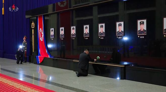 [서울=뉴시스] 북한 조선중앙TV가 13일 "해외작전지역에 출병하였던 조선인민군 공병부대 지휘관, 전투원들이 부과된 군사임무를 완수하고 승리의 개가드높이 귀국하였다"며 "제528공병련대(연대) 환영식이 12일 수도 평양의 4.25문화회관광장에서 성대히 진행되었다"고 13일 보도했다. 이날 환영식에는 김정은 국무위원장이 참석해 북한군의 공로를 치하했다.  (사진=조선중앙TV 캡처) 2025.12.13. photo@newsis.com  *재판매 및 DB 금지