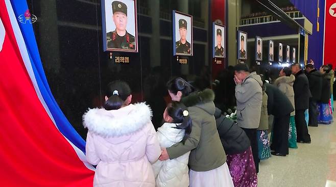 [서울=뉴시스] 북한 조선중앙TV가 13일 "해외작전지역에 출병하였던 조선인민군 공병부대 지휘관, 전투원들이 부과된 군사임무를 완수하고 승리의 개가드높이 귀국하였다"며 "제528공병련대(연대) 환영식이 12일 수도 평양의 4.25문화회관광장에서 성대히 진행되었다"고 13일 보도했다. 이날 환영식에는 김정은 국무위원장이 참석해 북한군의 공로를 치하했다.  (사진=조선중앙TV 캡처) 2025.12.13. photo@newsis.com  *재판매 및 DB 금지