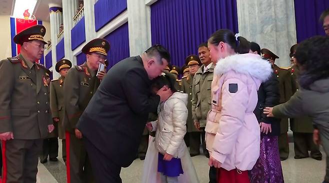 [서울=뉴시스] 북한 조선중앙TV가 13일 "해외작전지역에 출병하였던 조선인민군 공병부대 지휘관, 전투원들이 부과된 군사임무를 완수하고 승리의 개가드높이 귀국하였다"며 "제528공병련대(연대) 환영식이 12일 수도 평양의 4.25문화회관광장에서 성대히 진행되었다"고 13일 보도했다. 이날 환영식에는 김정은 국무위원장이 참석해 북한군의 공로를 치하했다.  (사진=조선중앙TV 캡처) 2025.12.13. photo@newsis.com  *재판매 및 DB 금지