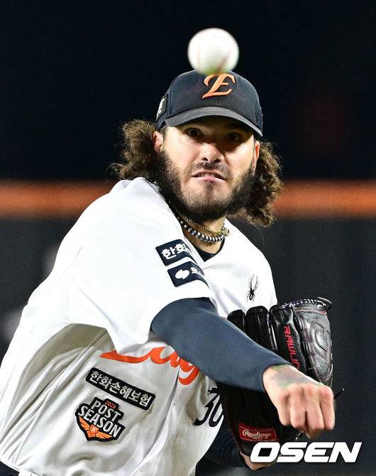 [OSEN=대전, 이대선 기자] 24일 오후 대전 한화생명볼파크에서 2025 신한 SOL Bank KBO리그 포스트시즌 플레이오프 5차전 한화 이글스와 삼성 라이온즈의 경기가 열렸다.한화는 코디 폰세, 삼성은 최원태를 선발 투수로 내세웠다.1회초 무사에서 한화 선발투수 폰세가 역투하고 있다. 2025.10.24 /sunday@osen.co.kr